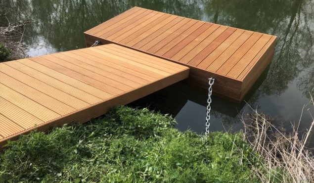 Hammerhead decked pontoon with chain and pile moorings required for river access, Oxford.