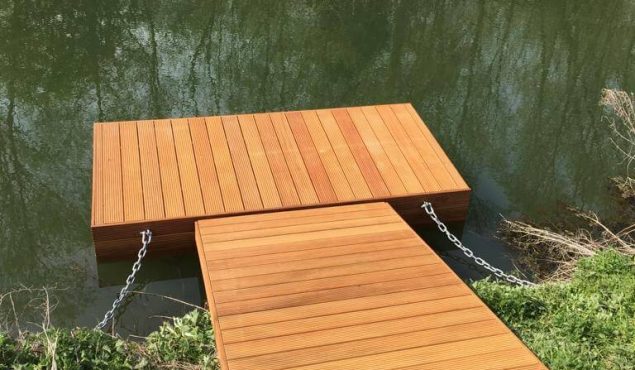 Hammerhead decked pontoon with chain moorings required for river access, Oxford.