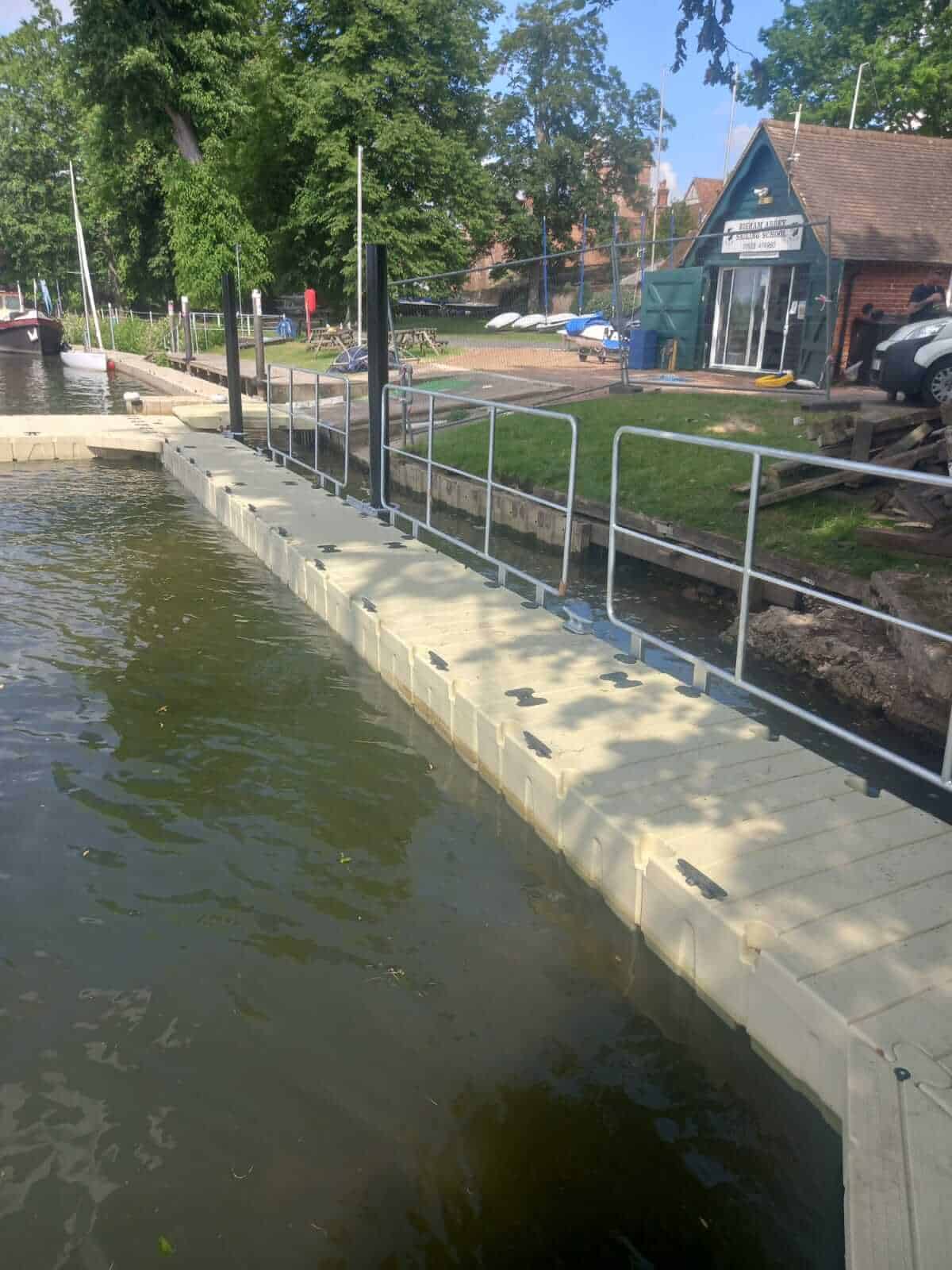 Rotodock pontoon with handrails for sailing school