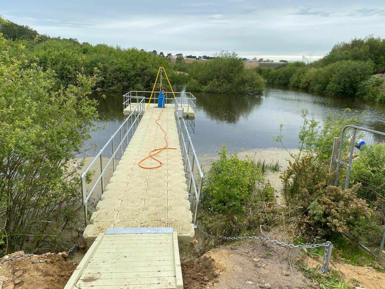 Modular cube pontoon with handrails, with stabalisation unit and chain block